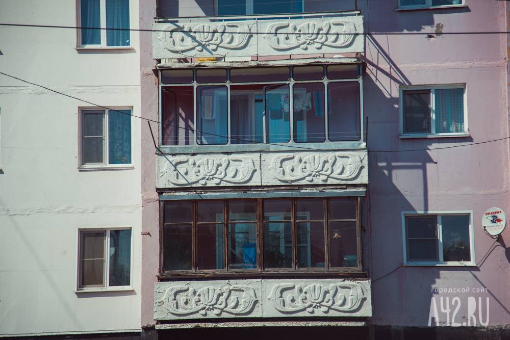 В Кузбассе девочка в лёгкой одежде застряла на балконе