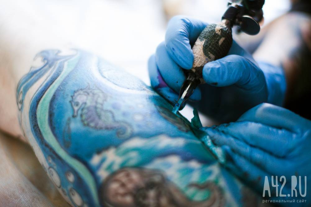 Врачи кемеровской больницы рассказали о вреде татуировок для подростков