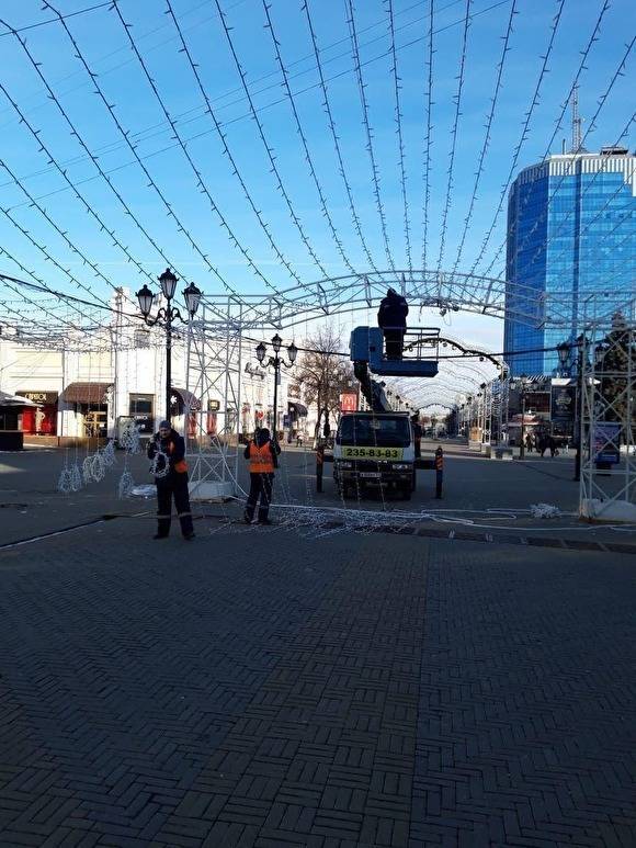 В Челябинске начали демонтаж новогодней иллюминации на Кировке