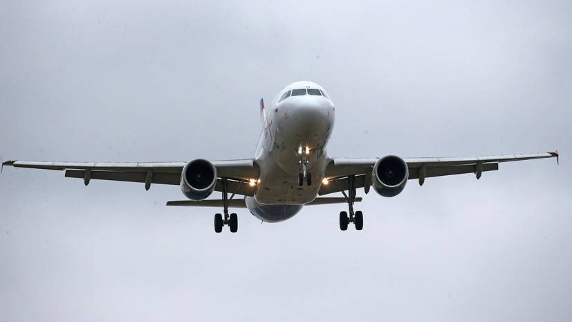 Летевший в Москву самолёт сел в Казани из-за приступа у пассажира