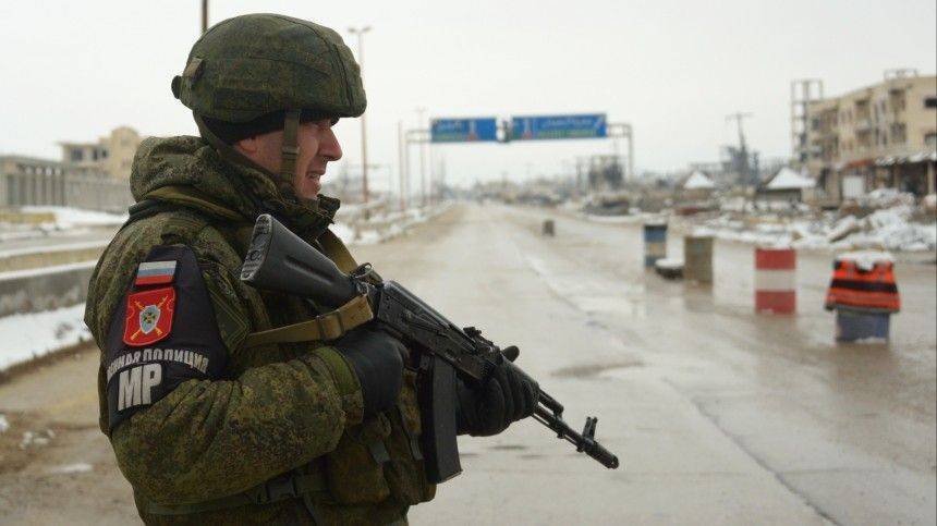 Военная полиция РФ приступила к патрулированию трасс в сирийском городе Серакиб