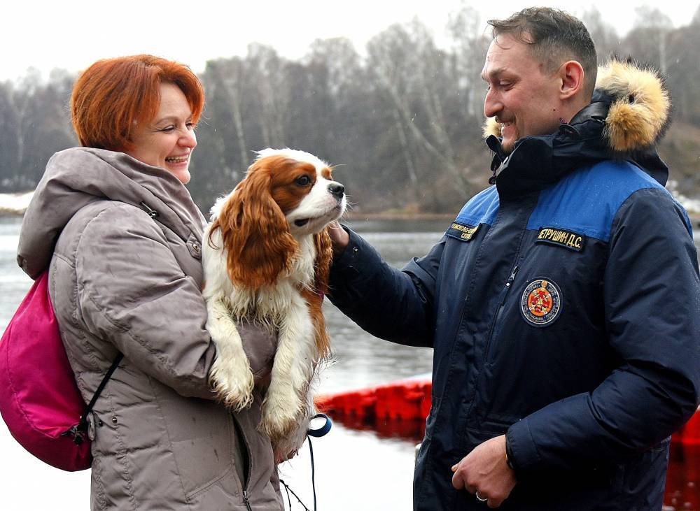 Московские спасатели сняли со льда Москвы-реки женщину с собакой