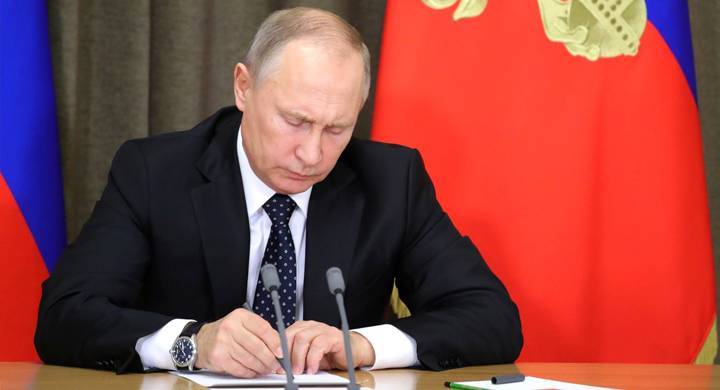 Путин подпишет пакет поправок к Конституции в день присоединения Крыма к России — 18 марта — «Интерфакс»
