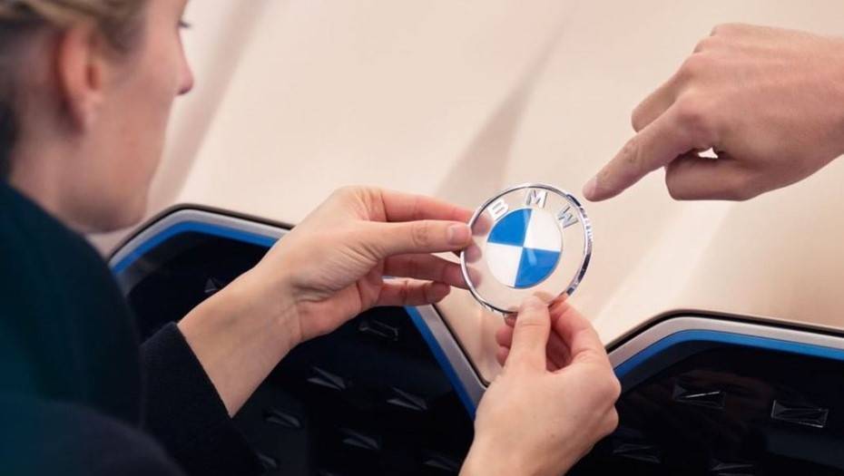 BMW представила новый логотип "для новой эры"