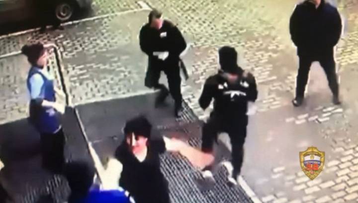 Мигрант пырнул ножом охранника ТЦ во время драки в Марьине