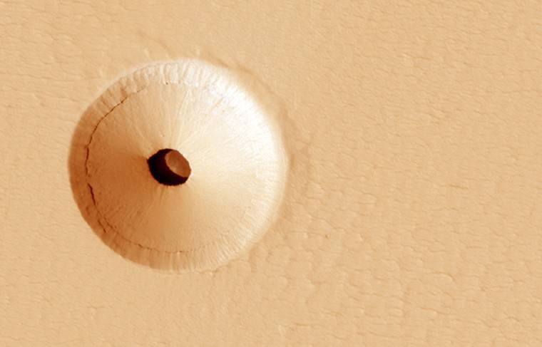На поверхности Марса обнаружена большая дыра