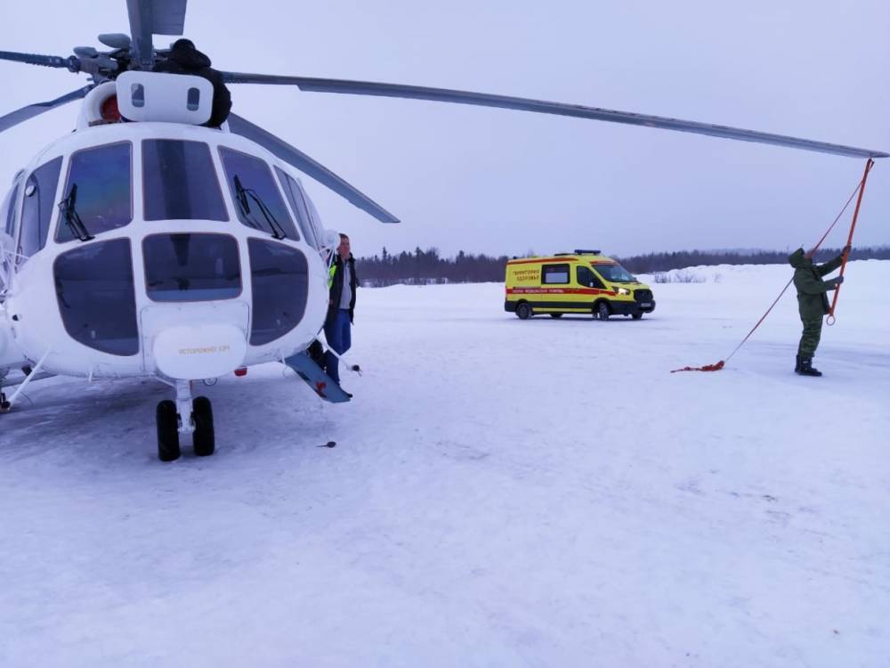 Тяжелого больного из Полярных Зорь на вертолет доставили в Мурманск