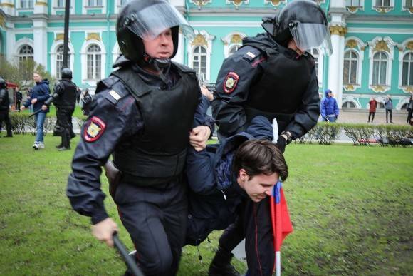 Спикер петербургского парламента призвал носить силовиков на руках