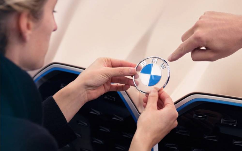 Теперь без черного: BMW сменила логотип