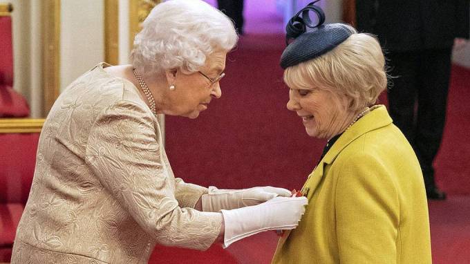 Королева Елизавета II впервые за 10 лет вручила награды в перчатках