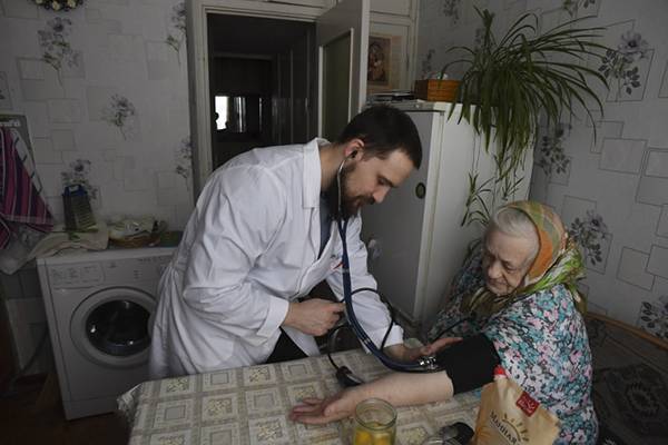 Переехавшим в Ленобласть по программе «Земский доктор» медикам выплатили 215 млн рублей
