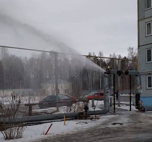 В Чебаркуле коммунальное ЧП: фонтан из прорвавшейся трубы залил жилой дом