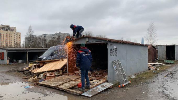 Местные жители попытались помешать чиновникам сносить гаражи на Стародеревенской улице
