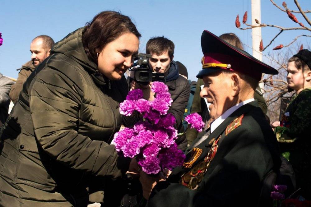В ДНР поздравили защитника Донбасса с 97-летием и провели в его честь военный парад