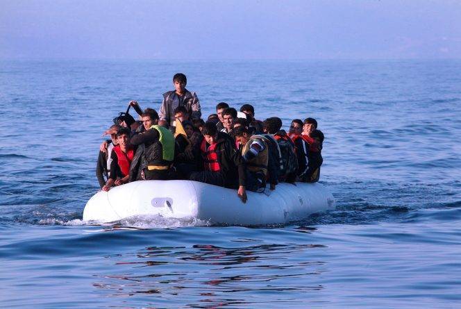Ребенок утонул, когда шлюпка с 48 мигрантами из Турции перевернулась возле греческого острова Лесбос