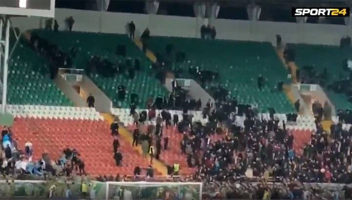 Фанаты "Зенита" и "Ахмата" столкнулись на стадионе. Их успокаивали футболисты