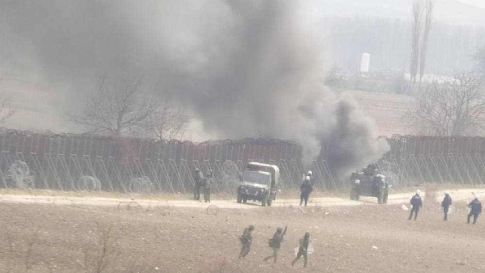 Полиция Турции обстреливает границу с Грецией слезоточивым газом
