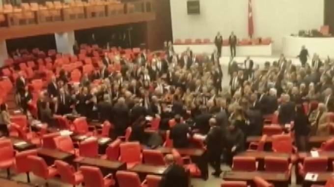 Реджеп Тайип Эрдоган - В турецком парламенте массово подрались депутаты двух партий - piter.tv - Турция - Парламент
