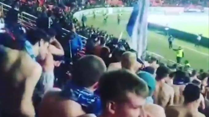 Видео: матч "Зенит" - "Ахмат" приостановили из-за стычки фанатов