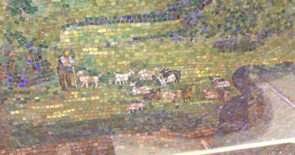 Москвич нашел в столичном метро мозаику с совокуплением коз