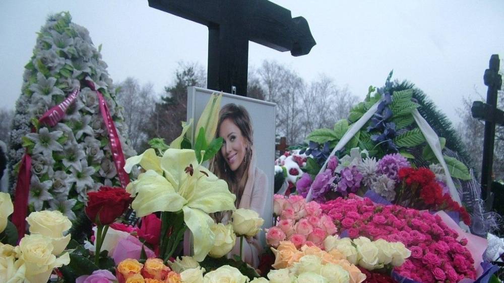 Коллеги Началовой не помогут семье с установкой памятника на могиле