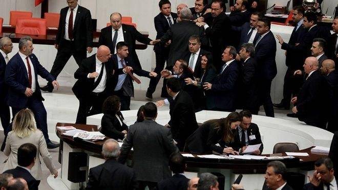 В парламенте Турции – массовая драка из-за войны в Сирии