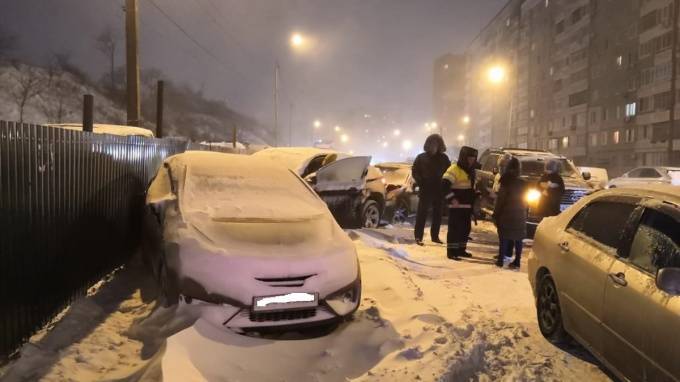Во Владивостоке из-за снегопада произошло небывалое количество ДТП массовых аварий с 330 машинами