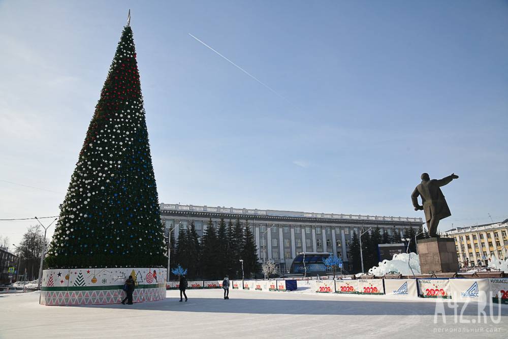 В мэрии Кемерова рассказали о сроках демонтажа новогодней ели на площади Советов