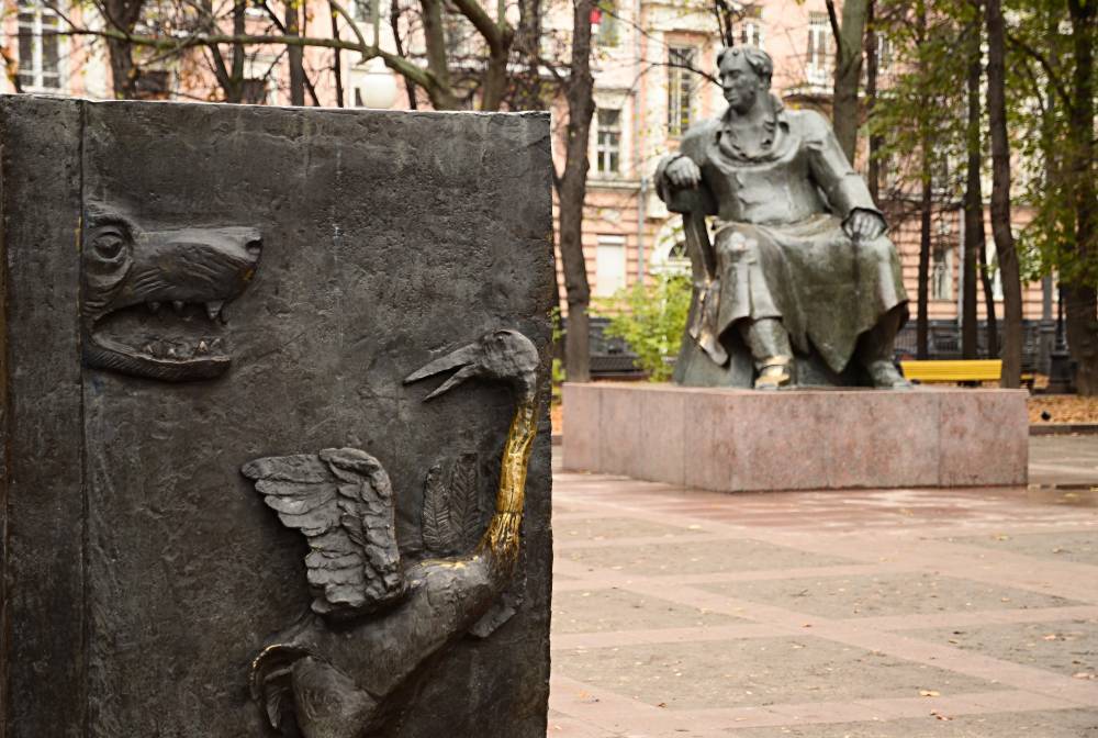Памятники Нилу Филатову и Ивану Крылову отреставрируют в Москве