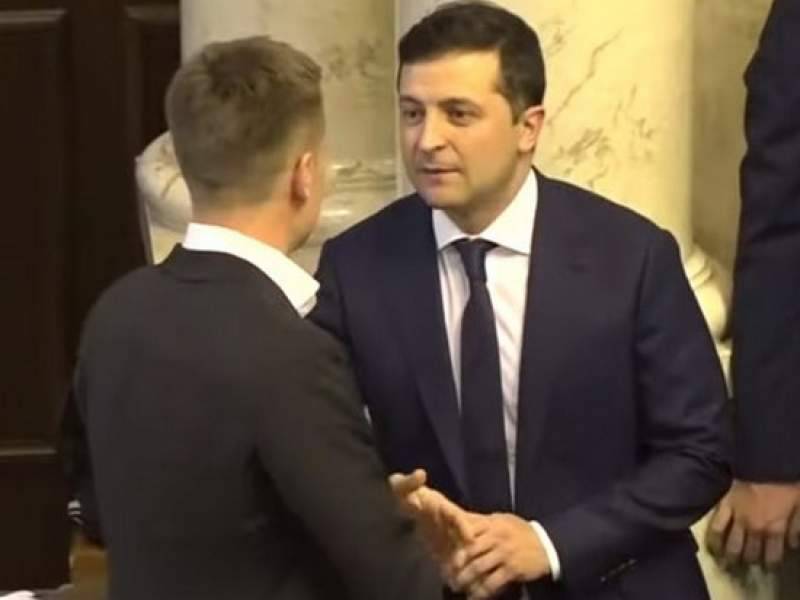 Зеленский отказался пожать руку депутату Верховной рады из-за критики