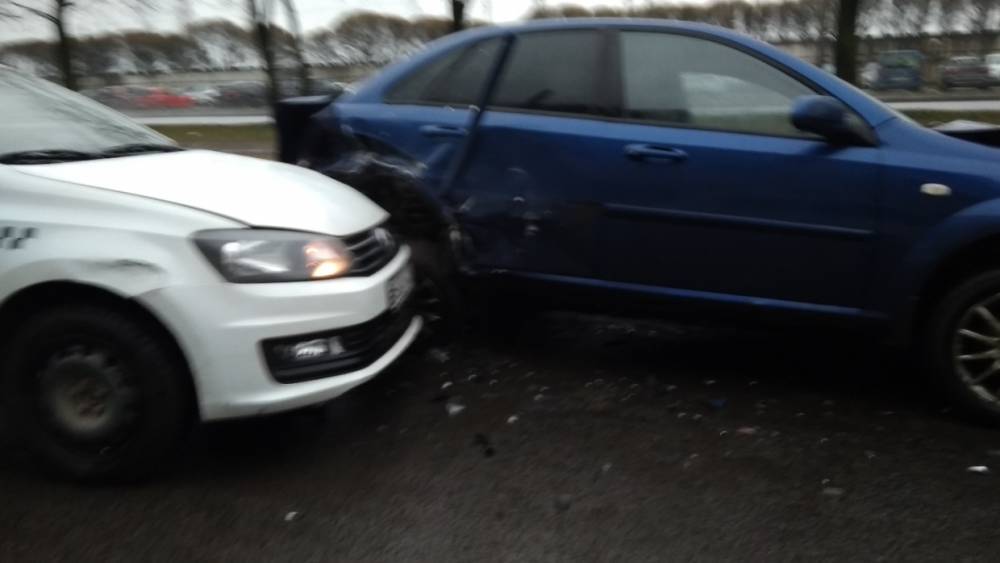 Таксист на Volkswagen Polo разбил припаркованные машины на Народного Ополчения