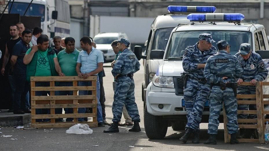 В Петербурге полицейские задержали 70 мигрантов в ходе рейда на рынке и овощебазе