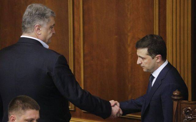 Зеленский и Порошенко поговорили в Раде и пожали друг другу руки
