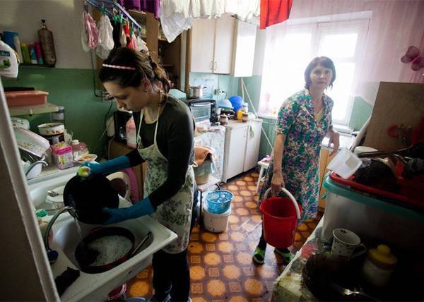 Домашнее хозяйство, дети, дача: россияне рассказали, чем любят заниматься их женщины в "свободное время"