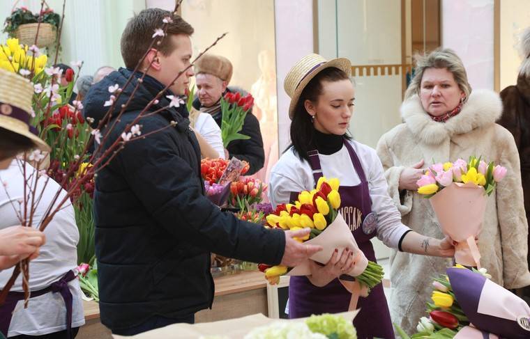 Большинство мужчин в России подарят женщинам цветы на 8 Марта