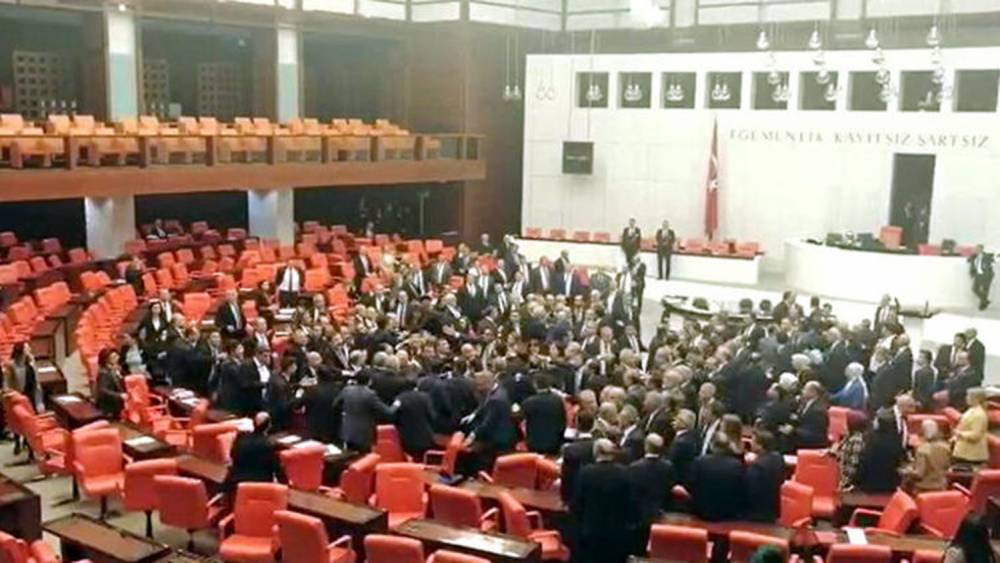 В парламенте Турции произошла массовая драка