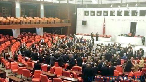 В парламенте Турции произошла массовая драка