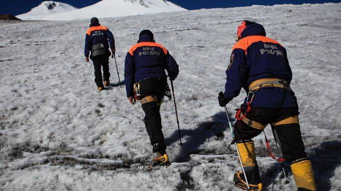 Спасатели ищут альпиниста, который сорвался с высоты 5 тысяч на Эльбрусе