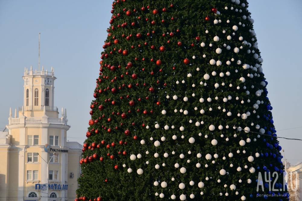 В Кемерове начали демонтировать новогоднюю ель на площади Советов
