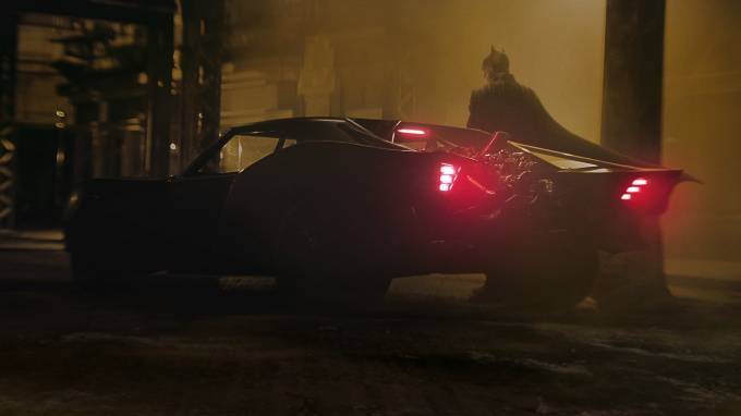 Режиссер нового "Бэтмена" показал кадры с Бэтмобилем