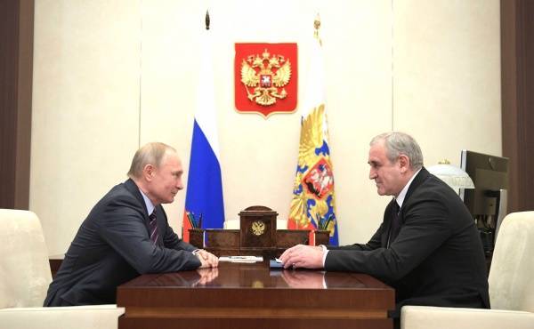 Путин не будет обсуждать с лидерами думских фракций досрочные выборы в парламент – Песков