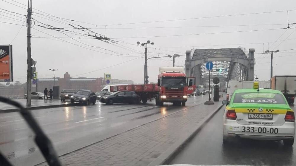 ДТП с грузовым автомобилем спровоцировало серьезные пробки на Большеохтинском мосту