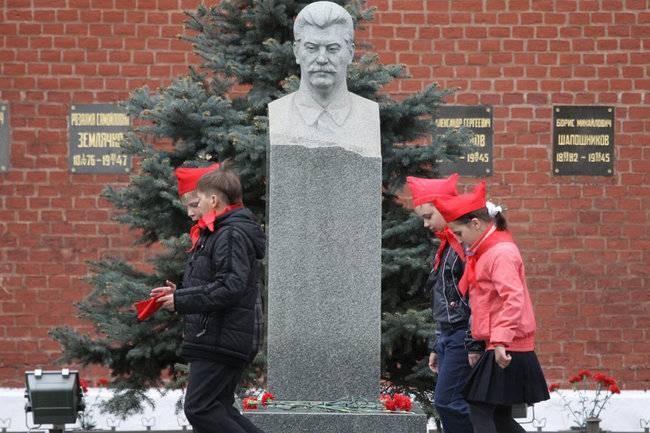 «День его смерти должен стать национальным праздником освобождения»: в Екатеринбурге годовщину смерти Сталина отметят салютом
