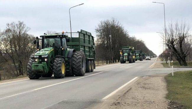 На дорогах и у Сейма Латвии проходит протест против территориальной реформы