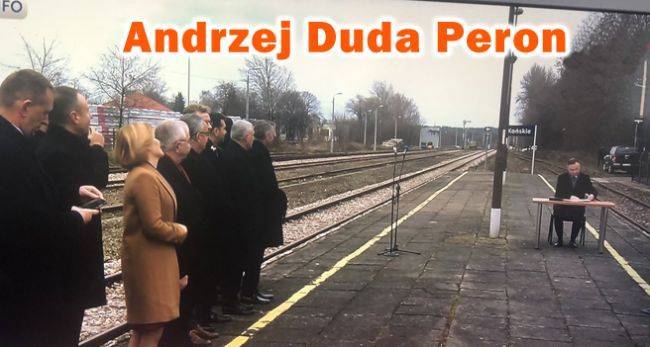 Блогосфера высмеяла президента Польши за фото на затрапезном перроне
