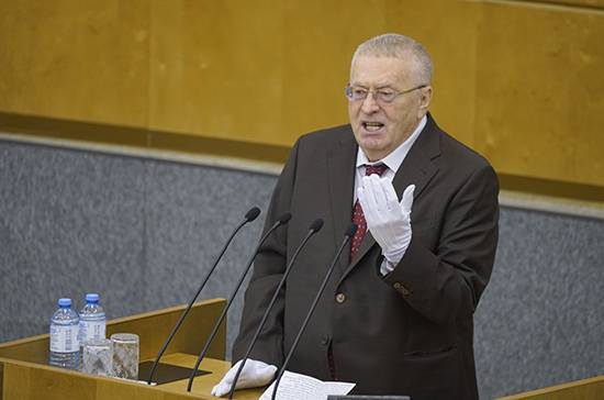 Жириновский раздал депутатам медицинские перчатки