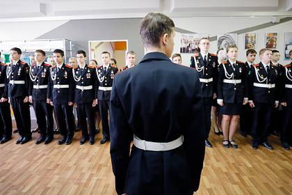 Российским школьникам велели называть учителей господами