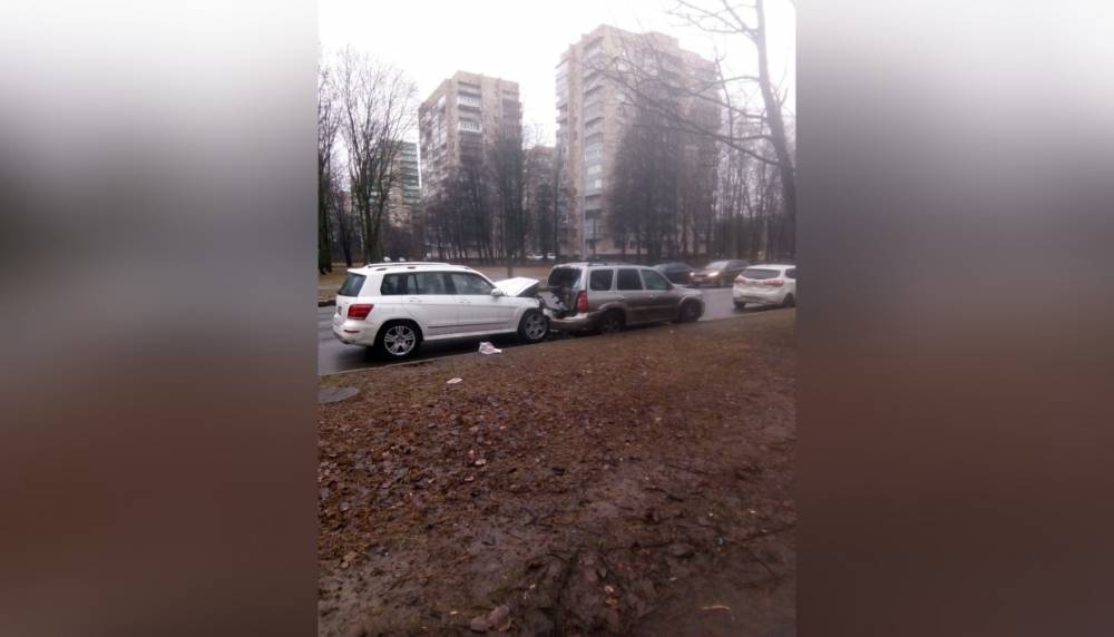 Женщина за рулем Mercedes устроила ДТП с припаркованными машинами на Бестужевской
