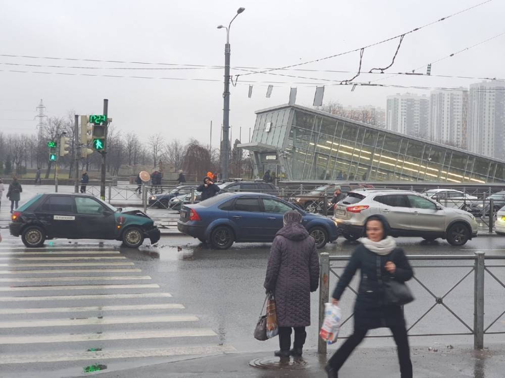 «Спорткар» устроил массовое ДТП на Бухарестской улице