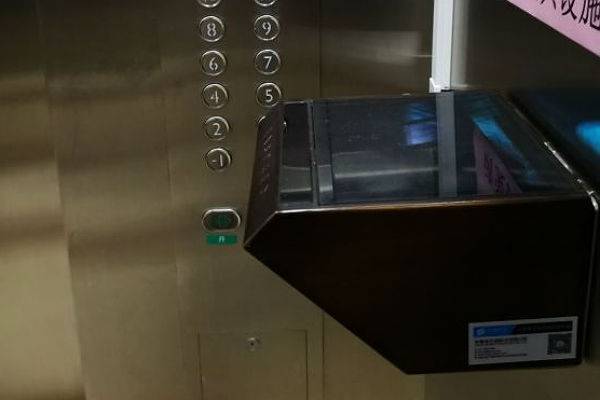 В Китае поехал бесконтактный лифт, запускаемый по щелчку